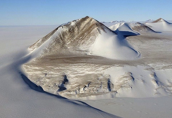 Una imagen tomada el lunes durante un vuelo de la misión IceBridge sobre la Antártida. Son montañas en el Shackleton Range, al Este de la Antártida (NASA/IceBridge)