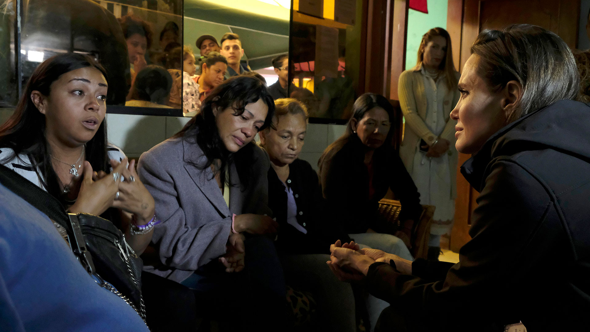 Angelina Jolie escucha los testimonios de mujeres venezolanas en un albergue en Lima (EFE)