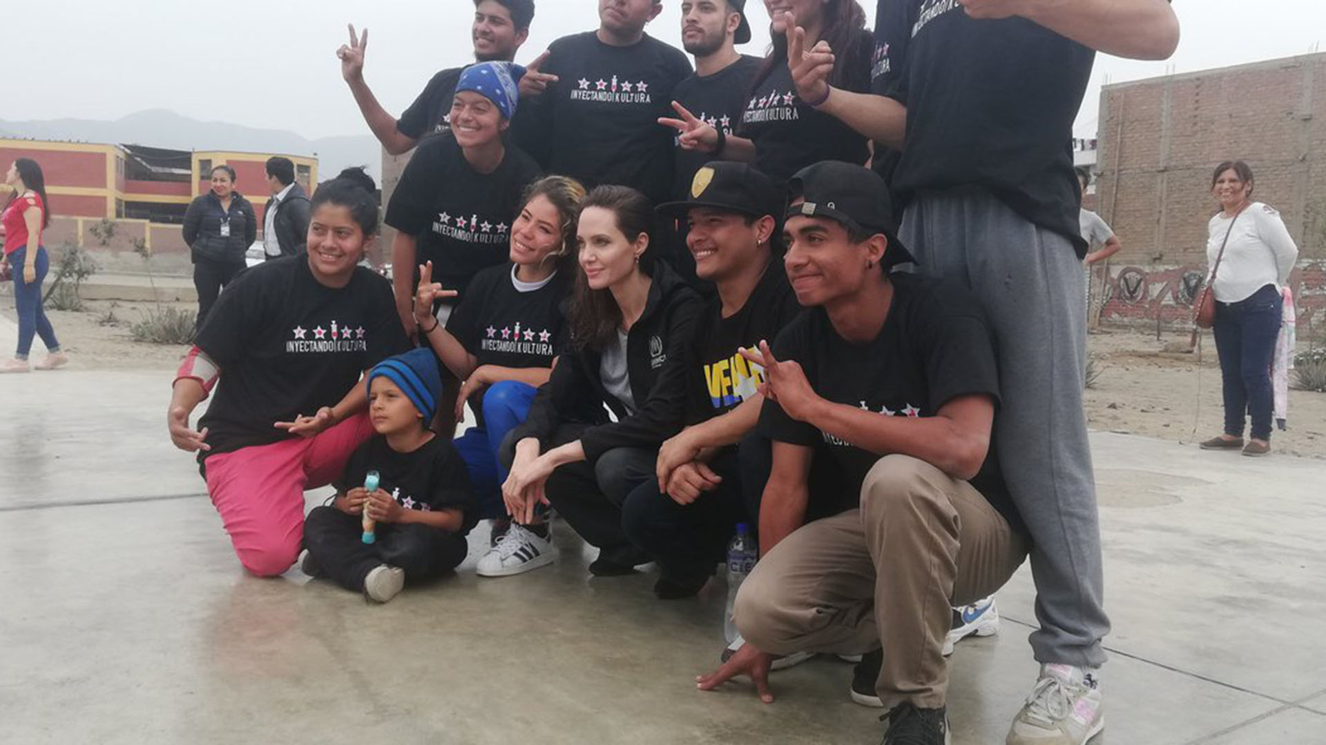 Angelina posa con un grupo de refugiados venezolanos (@rosmery_steph)