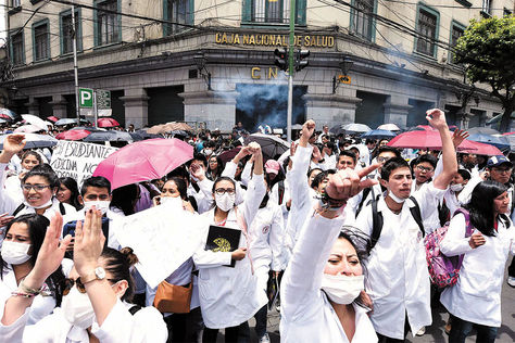 Protesta. Médicos de La Paz se movilizan por el centro, ayer.