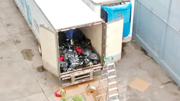 Las dos cajas frigoríficas que contenían los restos de decenas de personas