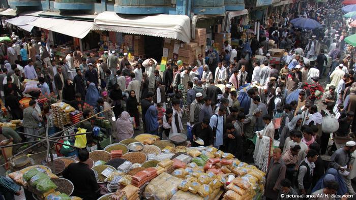 Cientos de personas moliendo alrededor de un bazar en Kabul.