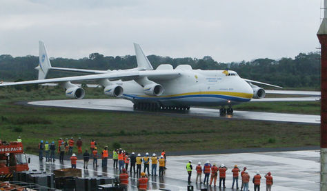 El Antonov An-225, el avión más grande del mundo, aterriza en el aeropuerto de Chimoré este miércoles 27 de junio de 2018. Foto: APG