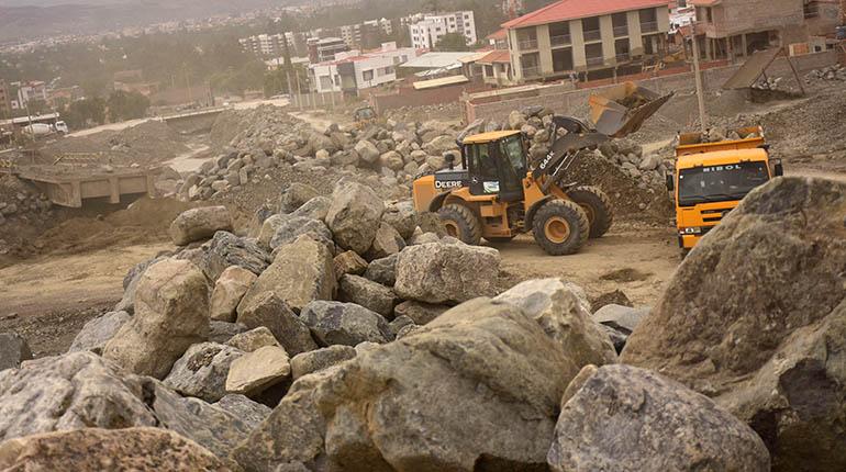 La maquinaria pesada funciona sin parar a la altura de río Taquiña en Tiquipaya. | Daniel James