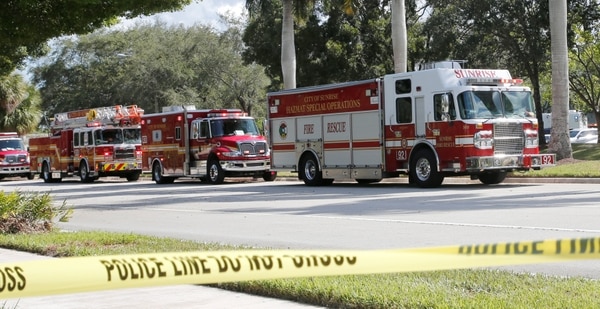 Los equipos de emergencia en Sunrise, Florida (REUTERS/Joe Skipper)