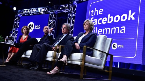 Roger McNamee (con corbata) fue inversor de Facebook y mentor de Mark Zuckerberg. Participó en el documental de Frontline para PBS. (Rahoul Ghose/PBS)