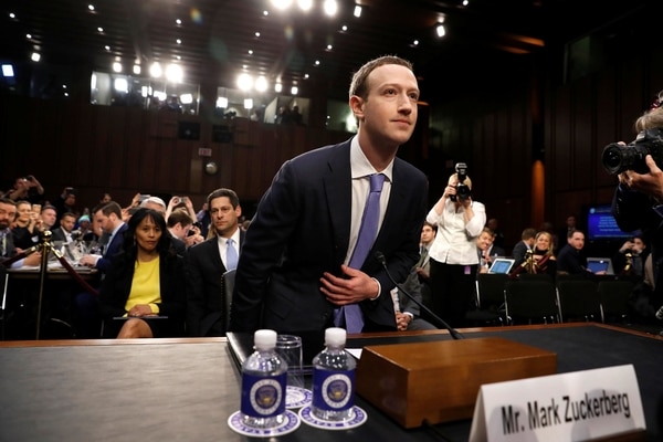 Mark Zuckerberg, el fundador y CEO Facebook, debió declarar ante el Congreso de EEUU, por las noticias falsas, la injerencia rusa y el abuso de datos. (Reuters/Aaron P. Bernstein)