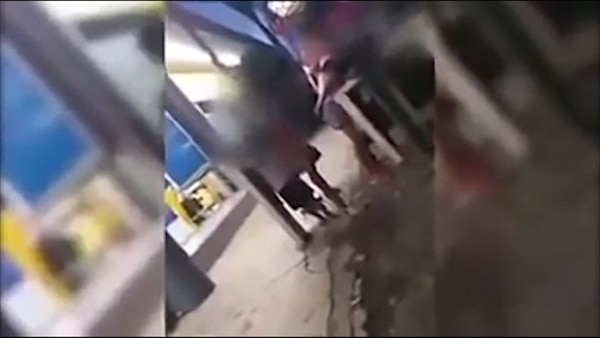Las nenas se someten a sus captores en un secuestro simulado