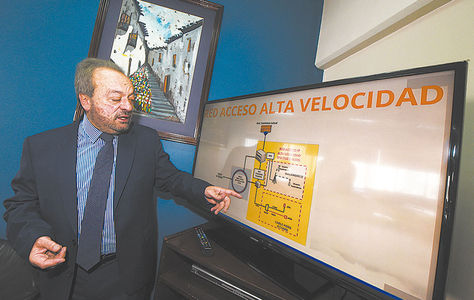 Gerencia. Fernando Dips muestra el proyecto de fibra óptica.