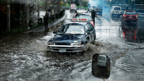 Fotografía de archivo de una intensa jornada de lluvia caída en la ciudad de La Paz.