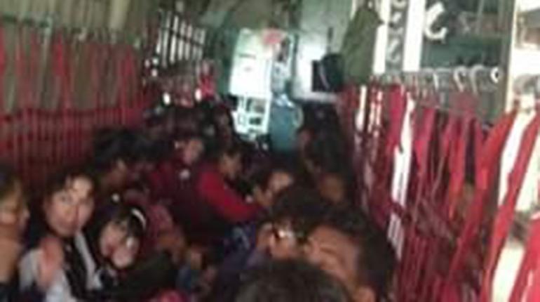 Estudiantes durante el viaje en un avión de carga. | Natación Anglo Americano
