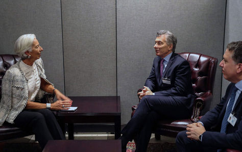 El presidente Mauricio Macri (centro) y su ministro de Finanzas Nicolas Dujovne (der.) con la directora del FMI, Christine Lagarde, durante una reunión bilateral celebrada en el marco de la Asamblea General de la ONU York. Foto: AFP