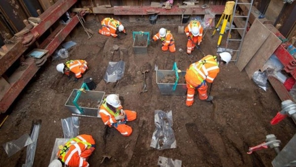 Arqueólogos trabajan en el ex cementerio de St. James’s Gardens, un área de 11.000 metros cuadrados que se había transformado en un parque público desde 1887