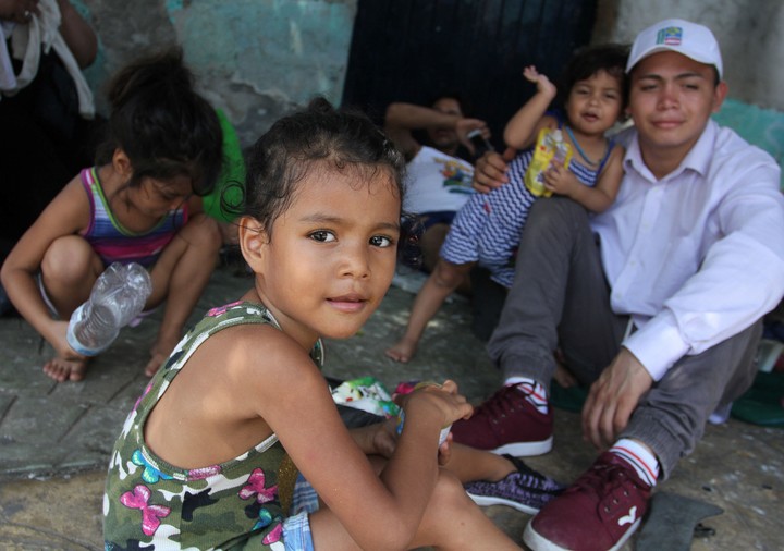 Migrantes hondureños y sus hijos descansan en Pijijiapan, en el estado de Chiapas./ EFE
