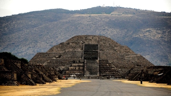 Trabajos de prospección de la pirámide de la Luna revelaron una cámara y un túnel (INAH)