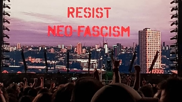 El mensaje de Waters contra Bolsonaro durante su concierto en San Pablo (Twitter: @J_Sz_Sz)