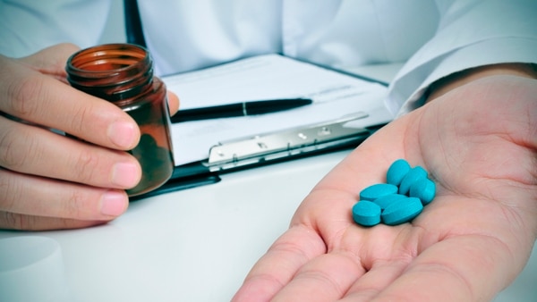 Un abuelo de 80 años pintaba pastillas de azul para venderlas como viagra (Getty)