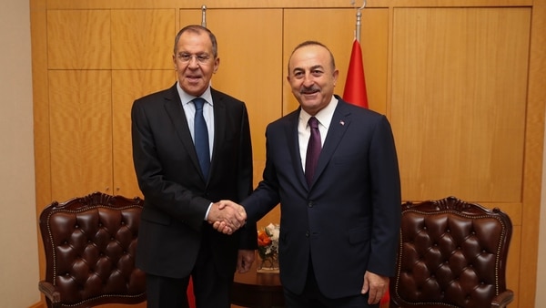 Mevlut Cavusoglu (derecha) y Sergei Lavrov (izquierda). (AFP)