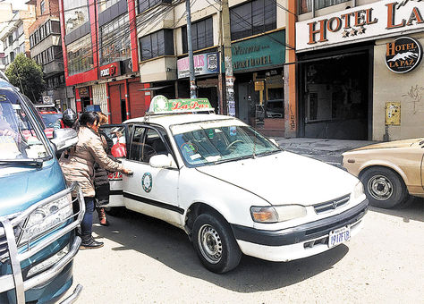 Silencio. Patricia Pacajes evitó a los periodistas ayer en la calle Sucre y huyó en este radiotaxi.