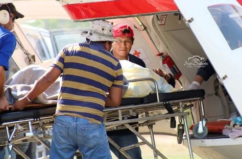 Traslado de una persona herida por el incendio desde Villa Montes hasta la ciudad de Santa Cruz de la Sierra.