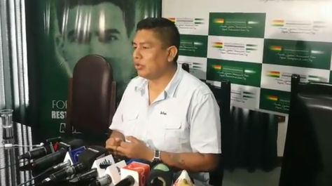 Henry Cabrera brinda una conferencia para aclarar la denuncia que pesa en su contra. Foto: Noticias al Instante.
