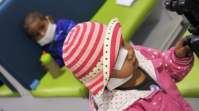 La hija de Noemí está un tratamiento por un tumor en uno de sus ojos, que se le diagnóstico muy tarde. La niña ahora está en tratamiento. | SABRINA LANZA