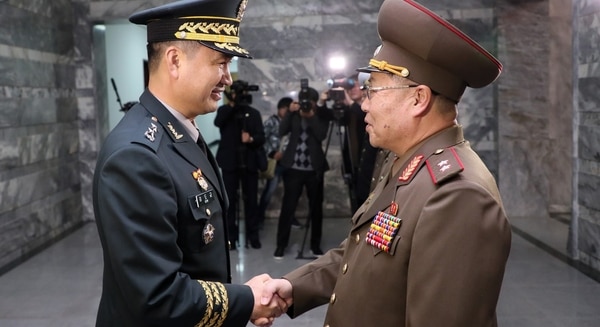 Jefes militares de la península coreana se saludan en la Frontera (AFP)