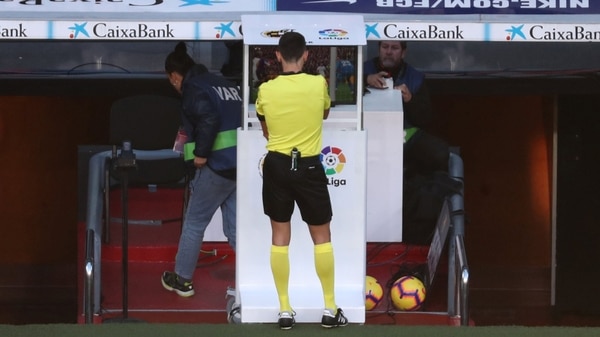 Martinez acudió al VAR para decretar el penal