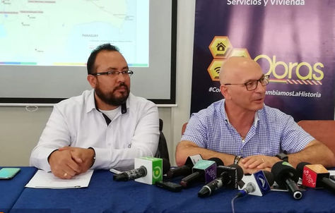 El ministro de Obras Públicas, Milton Claros y el representante del consorcio suizo-alemán.