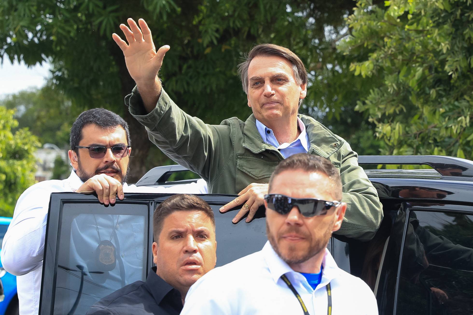 Bolsonaro despide a los suyos tras votar este domingo en Rio de Janeiro.