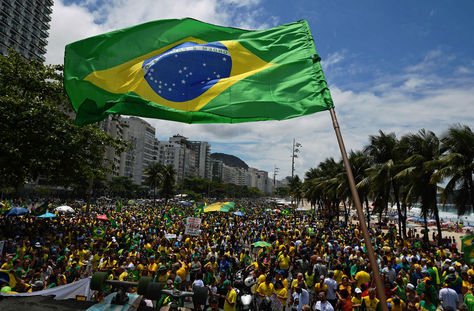 Brasil. Los partidarios del candidato de extrema derecha Jair Bolsonaro en un mitin en la playa de Copacabana, Río de Janeiro. Foto: AFP