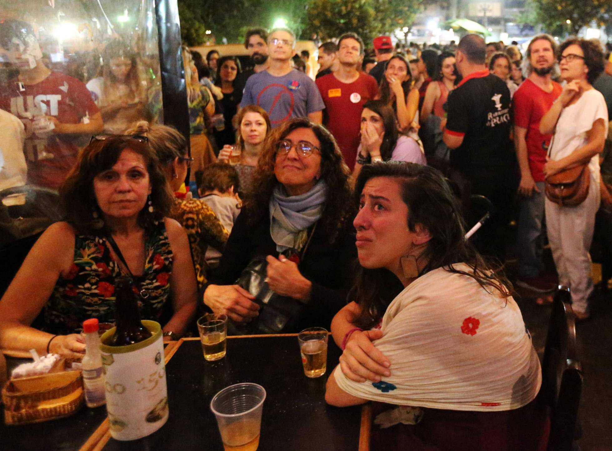 Seguidores de Fernando Haddad y el Partido de los Trabajadores reaccionan a la noticia de la derrota en las urnas