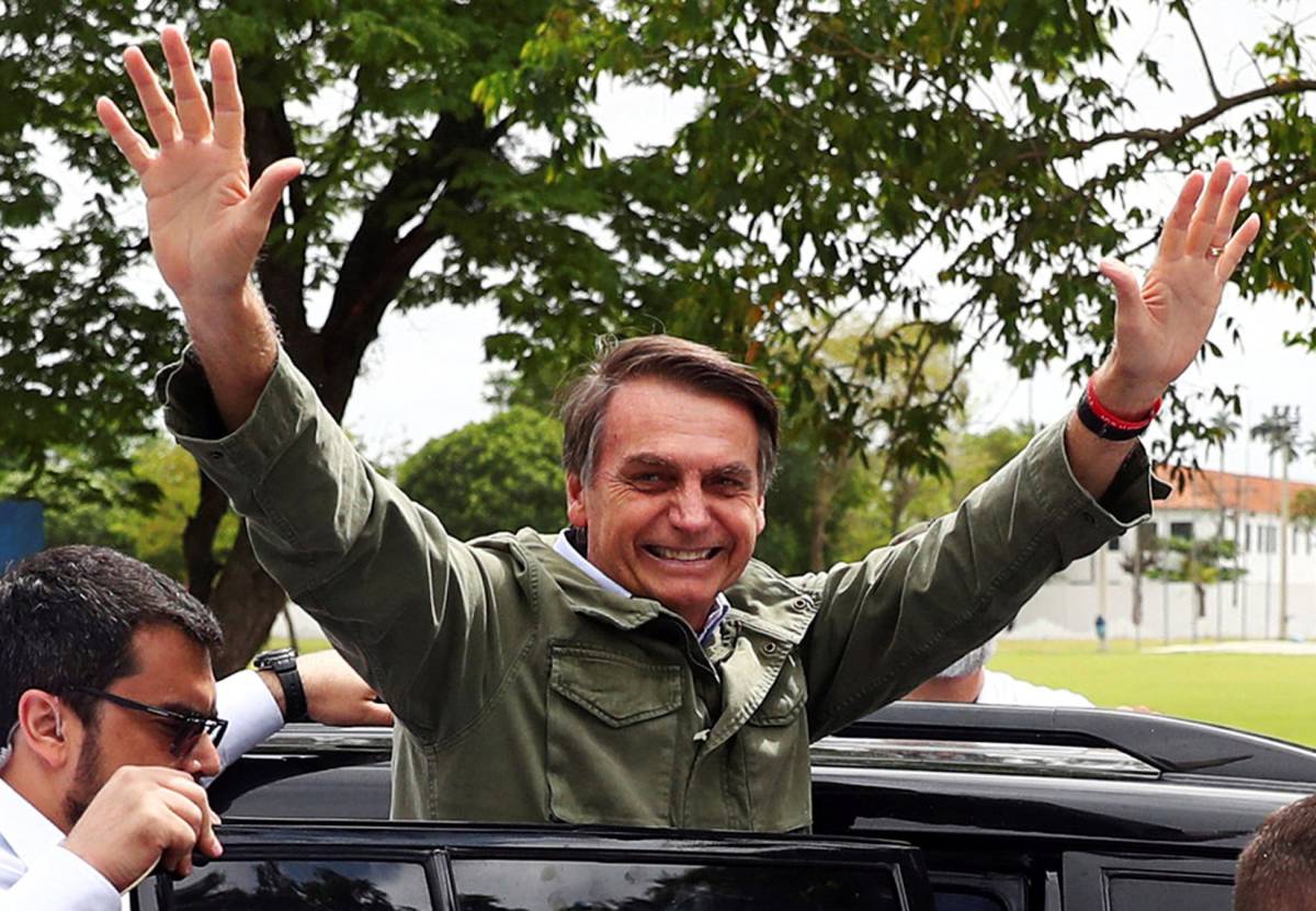 Bolsonaro saluda a sus simpatizantes, este domingo en Río de Janeiro.