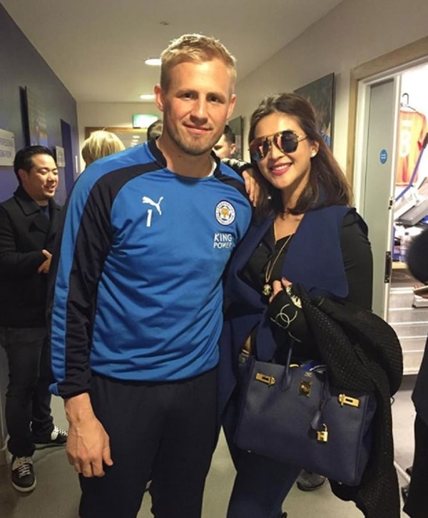 La modelo posó con Kasper Schmeichel, arquero del Leicester