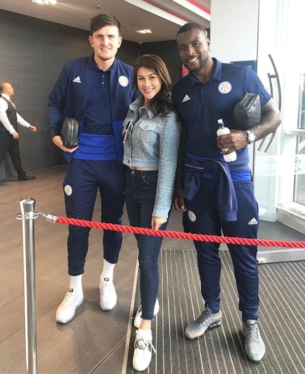 La tailandesa junto a los defensas Harry Maguire y Wes Morgan