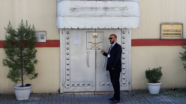 Un miembro de seguridad en la puerta del consulado de Arabia Saudita en Turquía (Reuters)