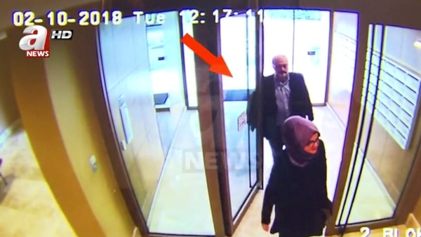 Aún con vida y una hora antes de dirigirse al consulado, una imagen de seguridad del edificio donde estaba alojado, muestra a Jamal Khashoggi y su prometida (Reuters)
