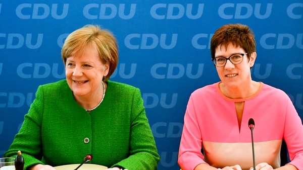 Merkel junto a su delfín, Annegret Kramp-Karrenbauer (AFP)