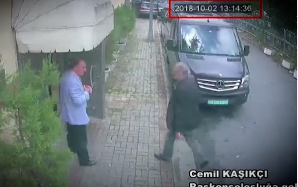 La última imagen que se tiene de Khashoggi, entrando al consulado saudita en Estambul