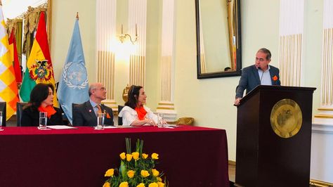 El Gerente Ejecutivo de Mi Teleférico,Cesar Dockweirler, junto al cuerpo de colaboradores de la campaña de lucha contra la violencia a la mujer.