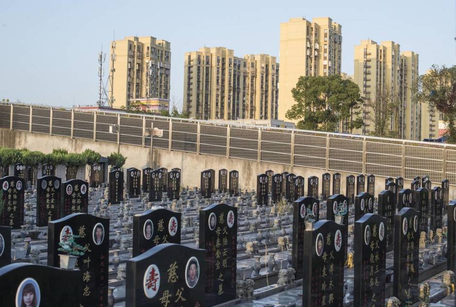 El cementerio Tianchang de Shanghái, acorralado por las obras de nueva construcción. (L. García-Ajofrín)