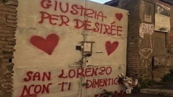 Este es el portón de acceso al edificio ocupado conocido como “La casa de la Droga”, en Roma