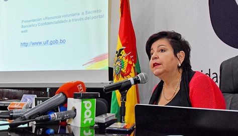 La directora de la Unidad de Investigaciones Financieras (UIF), Teresa Morales, en declaraciones a los medios. Foto: APG