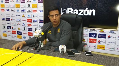 César Farías en la conferencia de prensa de este martes. Foto: Marcos Bonilla