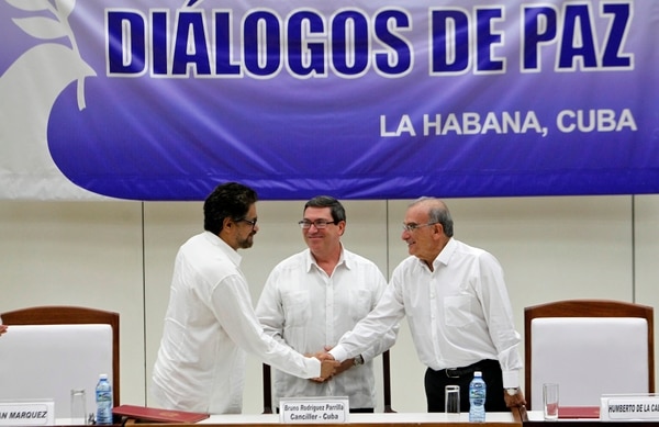 El segundo jefe de las FARC y líder de los delegados de la guerrilla, Luciano Marín, alias “Iván Márquez”; saluda al jefe de la delegación de paz del Gobierno colombiano, Humberto de la Calle , en agosto de 2016 (EFE)