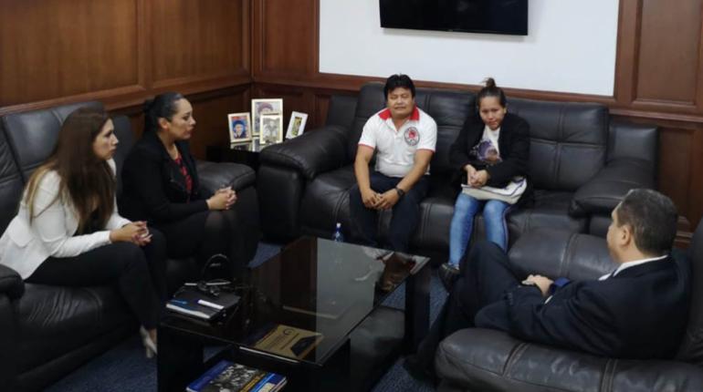 Claudia S.E. junto al ministro de Justica, Héctor Arce, y otras autoridades. | @MinJusticiaBol