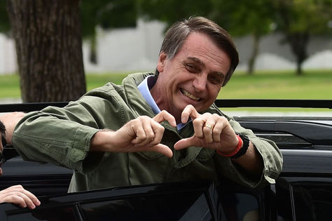 Jair Bolsonaro hace gestos a sus partidarios durante la jornada de votación por segunda vuelta de las elecciones presidenciales. Foto: AFP