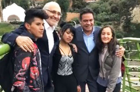 Mesa y Revilla juntos a unos jóvenes en la Vía Balcón.