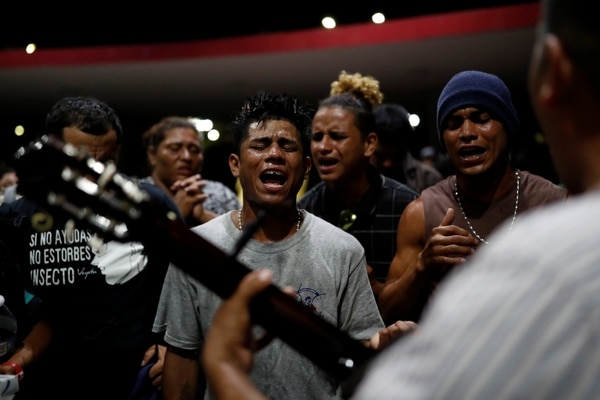Migrantes cantan y rezan en Tapachula, Mexico, (REUTERS/Carlos Garcia Rawlins)