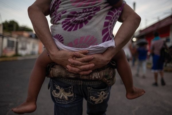 Alvin, de Honduras, carga su hijo Alexander, de dos años, en la ruta hacia Tapachula desde Frontera Hidalgo en Metapa, Mexico (REUTERS/Adrees Latif)